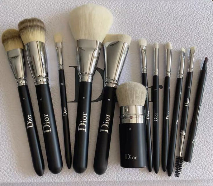 MAKEUP MUST-HAVES